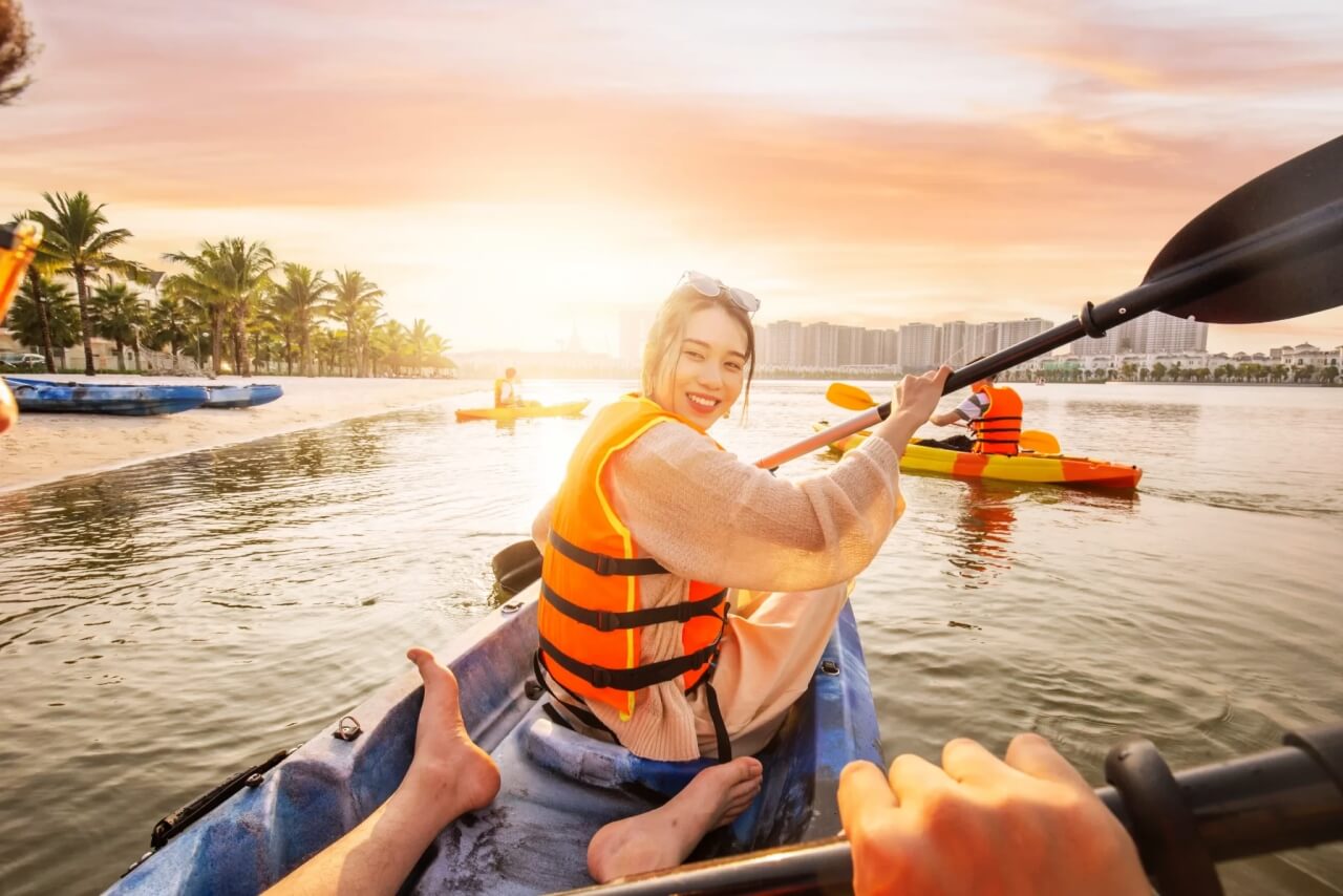 Chèo thuyền kayak tại hồ Ngọc Trai